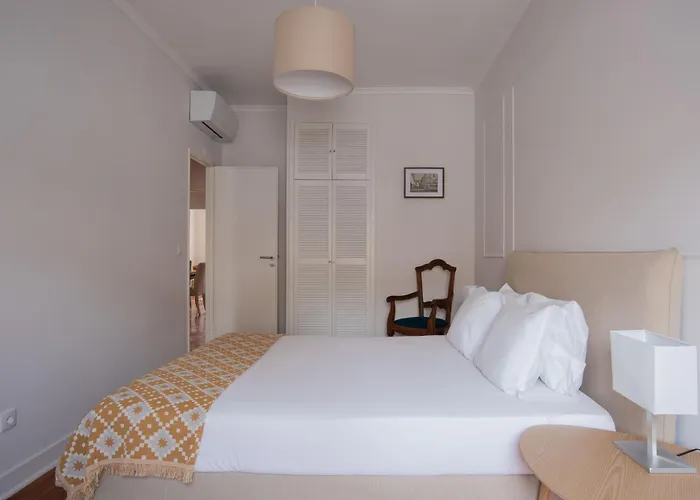 Sunny 3-bedroom Sao Bento Apartman Lisboa