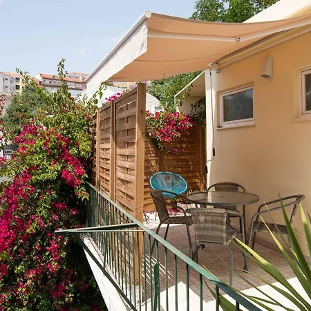 Sunny 3-bedroom Sao Bento Lissabon