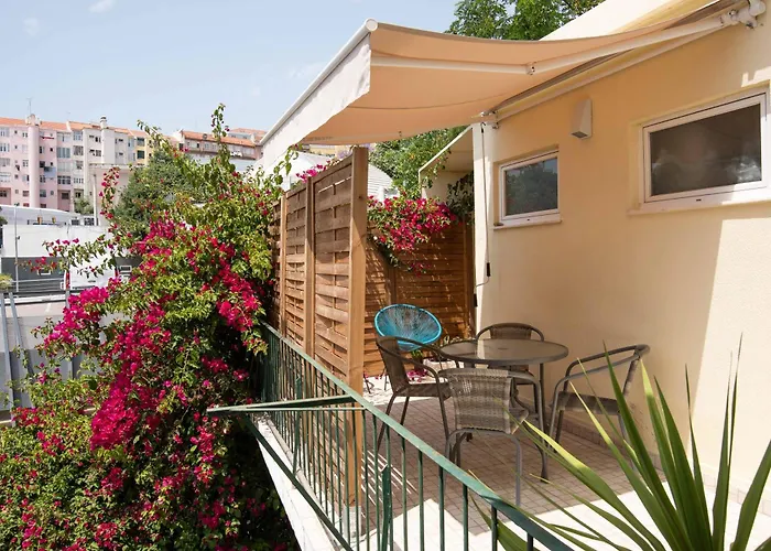 Sunny 3-bedroom Sao Bento Lissabon