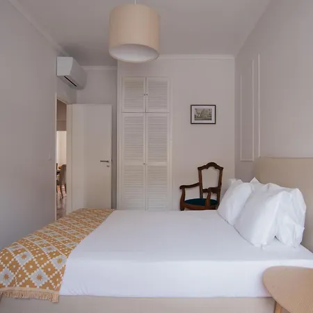Sunny 3-bedroom Sao Bento Apartament Lizbona