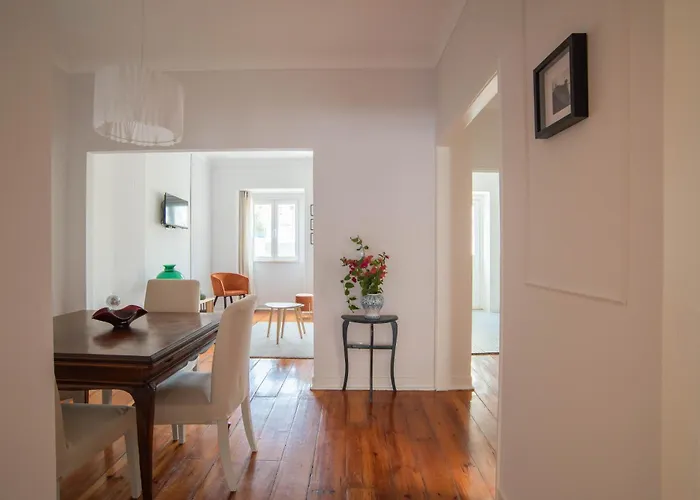 Sunny 3-bedroom Sao Bento Lizbona